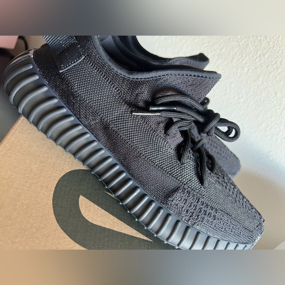 Adidas YEEZY BOOST 350 V2 'ONYX' size 10 NWT - Picture 6 of 7